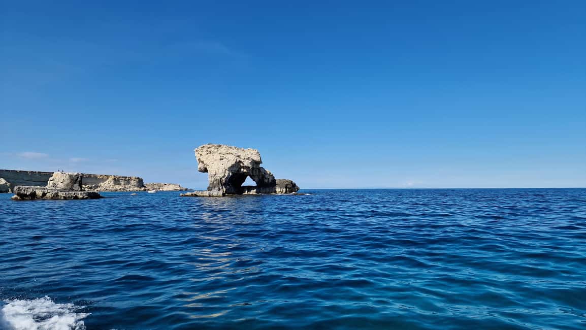 Siracusa: Ortigia +sea caves +Pillirina +fishing experience - Sailing the Syracuse coast from Ortigia’s shoreline