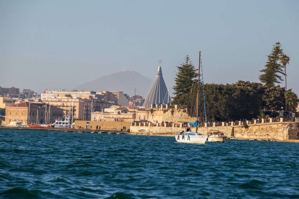 Siracusa: Ortygia Island Boat Tour with Grotto Visit - Shared group vs private boat: how the choice affects your experience