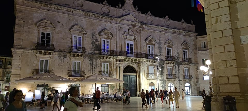 Siracusa Tour: Ortigia by Night in English - Ending at Fonte Aretusa: a calm close to the walk