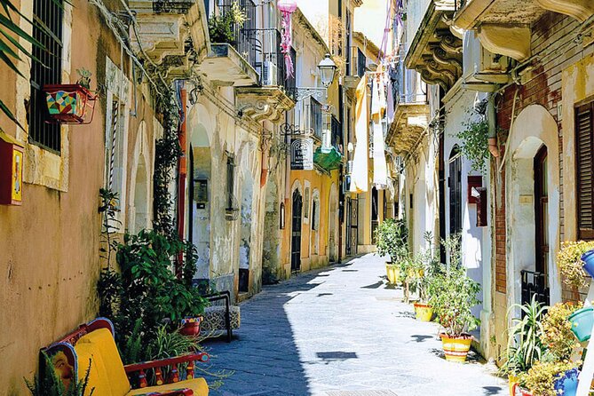 Siracusa Walking Tour with Audio and Written Guide by a Local - Mercato di Ortigia: your best warm-up stop