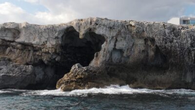Syracuse: Boat tour Ortigia island,seacaves and Explanations - Leaving Ortigia Canal: The Moment the Coast Becomes a Story
