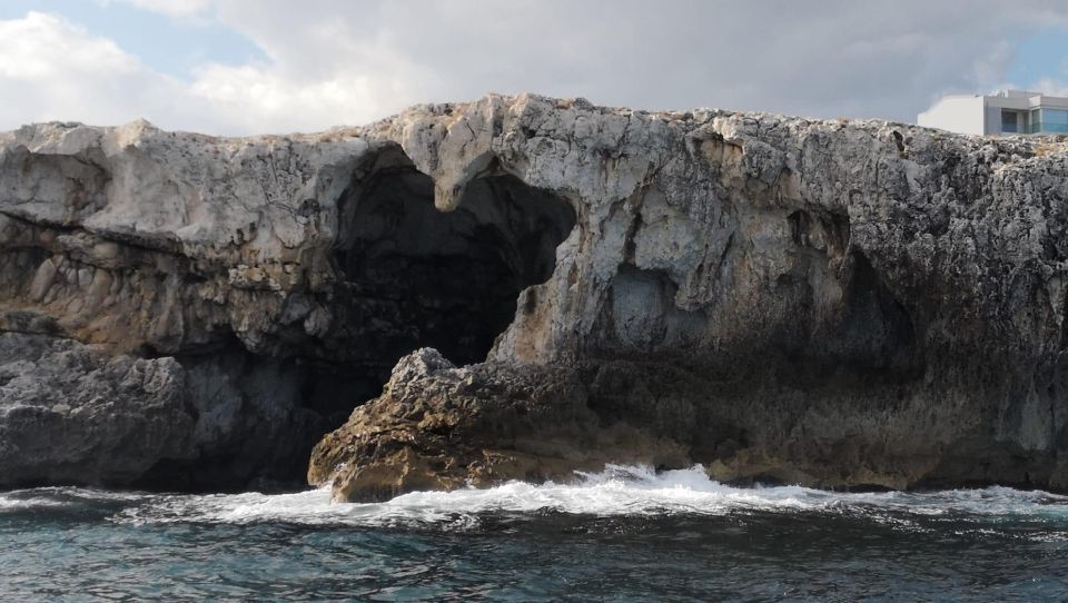 Syracuse: Boat tour Ortigia island,seacaves and Explanations - Leaving Ortigia Canal: The Moment the Coast Becomes a Story