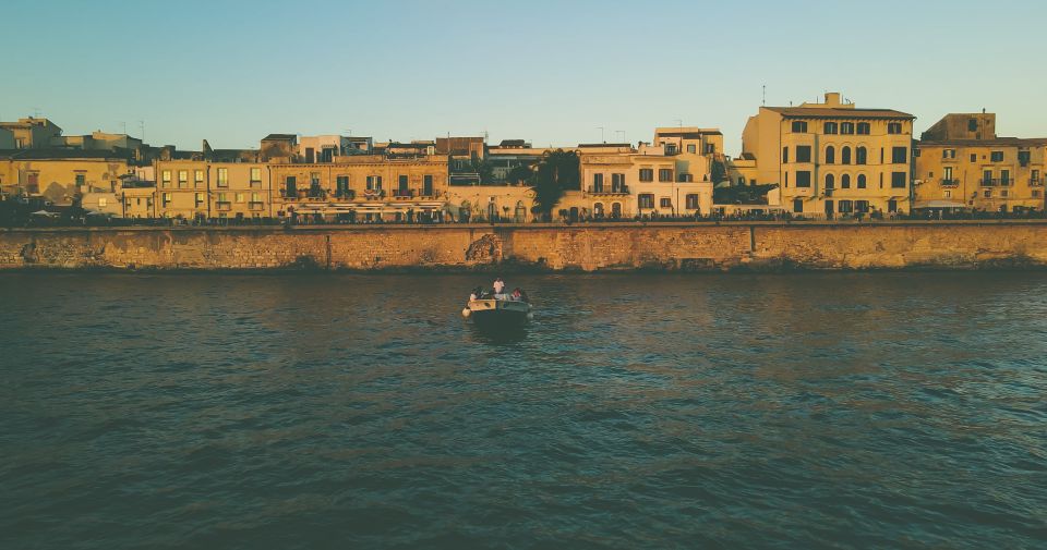 Syracuse: Boat tour with aperitif - A comfortable 2-hour cruise: how the time actually feels
