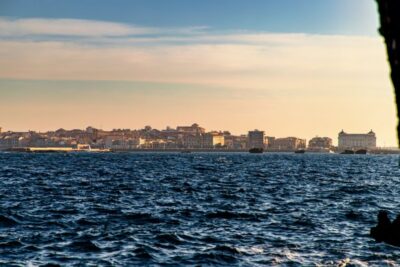 Syracuse: Ortigia Island Boat Tour with Lunch and Wine - The Coastline Cruise and Maniace Castle Views