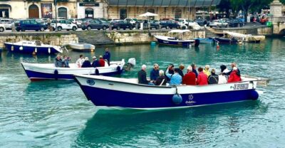 Syracuse: Private boat tour of Ortigia and sea caves - From the Umbertine bridge to Maniace Castle views