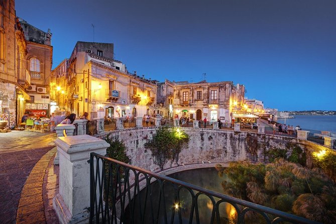 Syracuse Private Walking Tour with Traditional Lunch and Wine - Archimedes Square and the Fountain of Diana: Neoclassicism in the Center of It