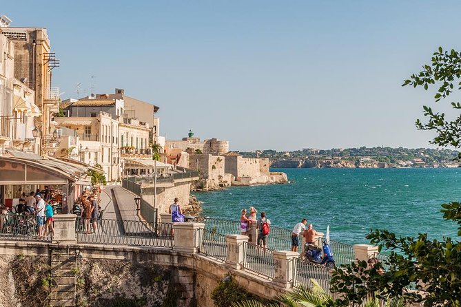 Syracuse Private Walking Tour with Traditional Lunch and Wine - Traditional Lunch and Wine Tasting in a Local Wine Bar