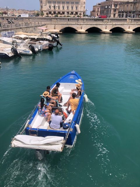 Syracuse:Boat tour Ortigia,Pillirina and seacaves - Dolphins, pacing, and guide style: what to watch for on your departure