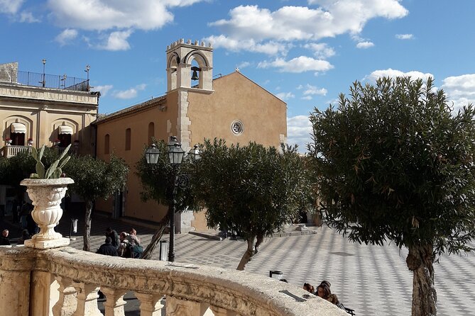 Taormina: A Self-Guided Audio Tour of Sicily’s Hilltop Town - Corso Umberto: shopping street, but also your compass