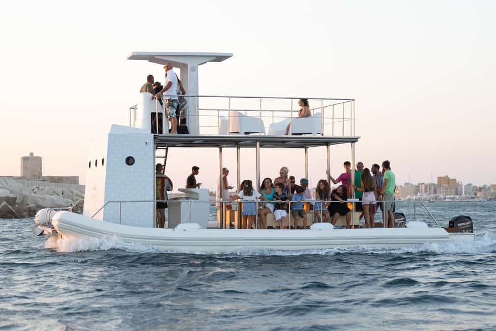 Taormina: BOAT PARTY IN CATAMARANO NELLA BAIA DI TAORMINA - Starting in Giardini Naxos: where the boat party really begins