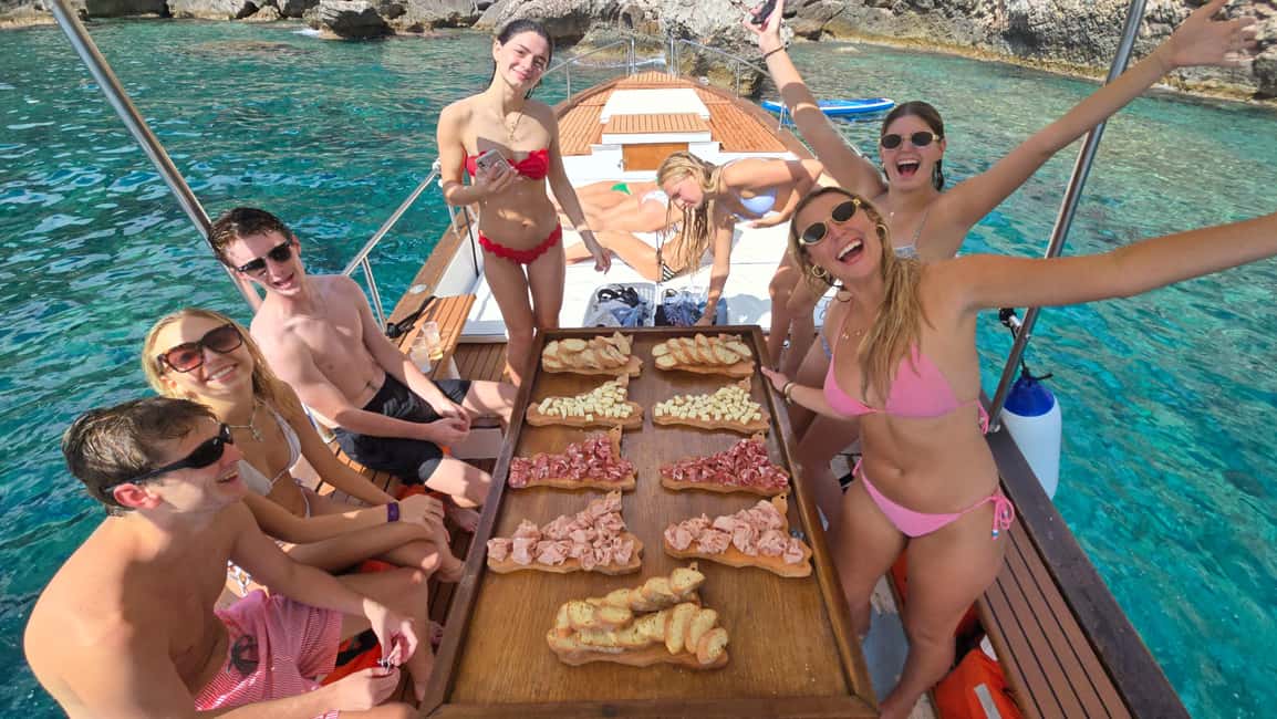Taormina: Boat Tour with Sicilian Wine Tasting - Getting on the boat at Spisone (Lido Re del Sole): what to expect