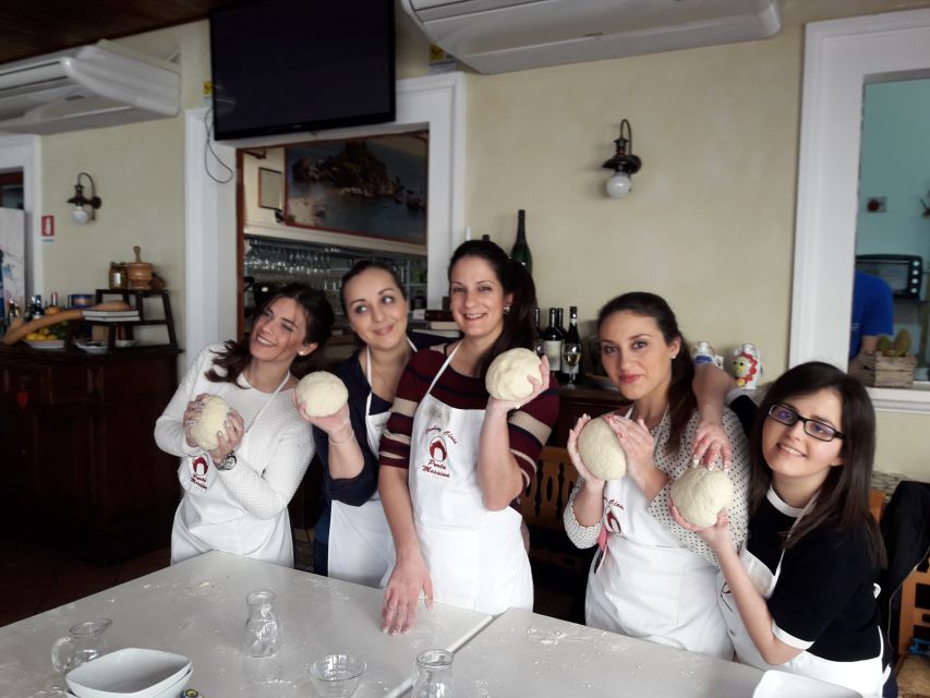 Taormina: Half-Day Pizza Making Class - Where the class starts: Porta Messina and the kitchen handoff