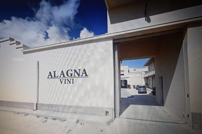 Tasting in the historic cellar of Marsala - Family atmosphere and staff energy: when questions feel welcome
