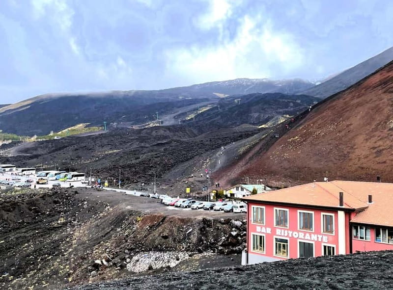 Tours Privato in Mini van Monte Etna e Taormina da Siracusa - Sapienza Refuge at 1800m: Shopping at the Huts and Setting Up Your Views