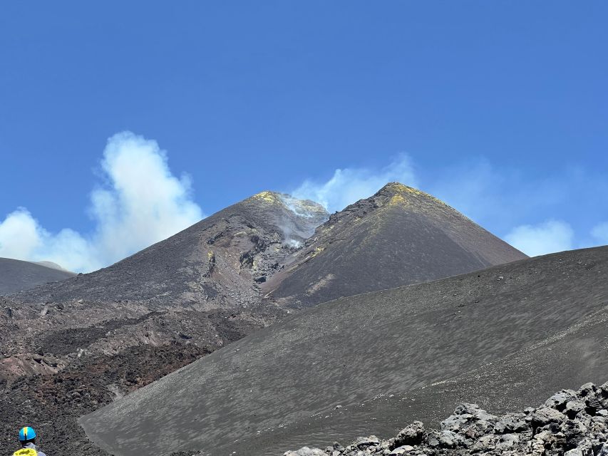 Trekking at 3000 meters on Etna - Hiking north-west over 2002 lava flows