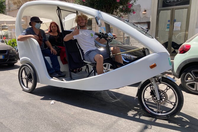 Velobike tour ecologico guidato con soste per visitare i monument - Guides Matter: Mad, Daniel, Dani, and Nicolas
