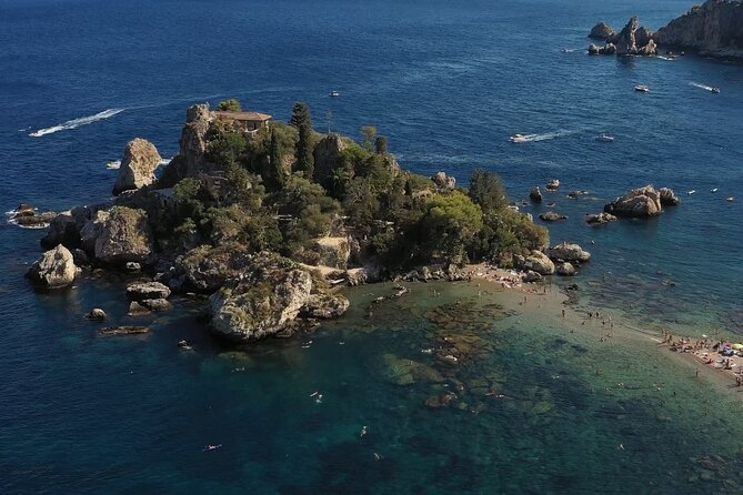 Visit of the bay of Taormina with private boat - Getting oriented fast: the captain-guide approach