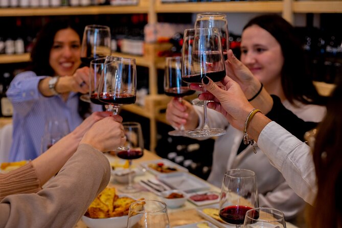 Wine tasting in the historic center of Catania - What you actually eat and sip: the Sicilian plate behind the wine